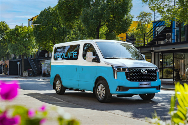 跑得猛、花得少、养得省、全场景！“全场景高价值轻客”jbo竞博大通新途V80 9AT荣耀上市，，，周全高人一档