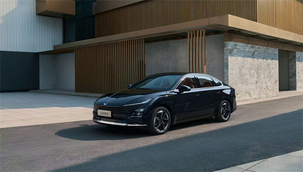 10.98万元起！五菱星光2025款开启预售，，，携手《清静精英》打造年轻人的智能实战利器！