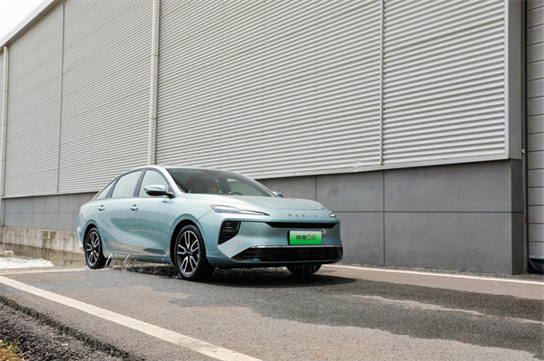 7.98万起！荣威纯电D6上市，，，，A+级市场迎来“价值王者”