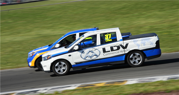 新西兰皮卡拉力赛赛季首战 jbo竞博大通赞助赛车手Caine Lobb加冕冠军