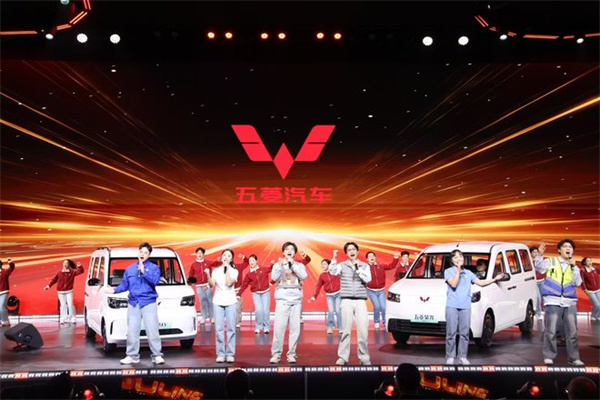 四十载风雨共途 五菱为斗争者开路